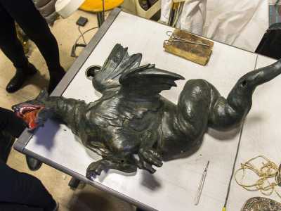 �Il lavoro da fare � meticoloso perch� spesso gli oggetti metallici sono lucidati o malamente rattoppati con materiali non consoni � chiarisce la Rocco �. Ad esempio il demonio era completamente ricoperto di pece�
